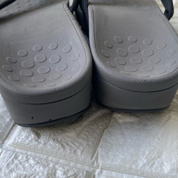 Vionic High Tide Platform Metallic Gray Black Thong Sandals 10 wide - Picture 4 of 8
